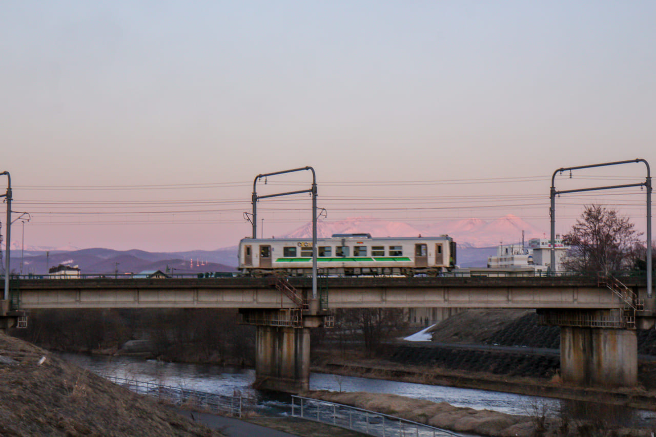 牛朱別川沿い。電車と雪山